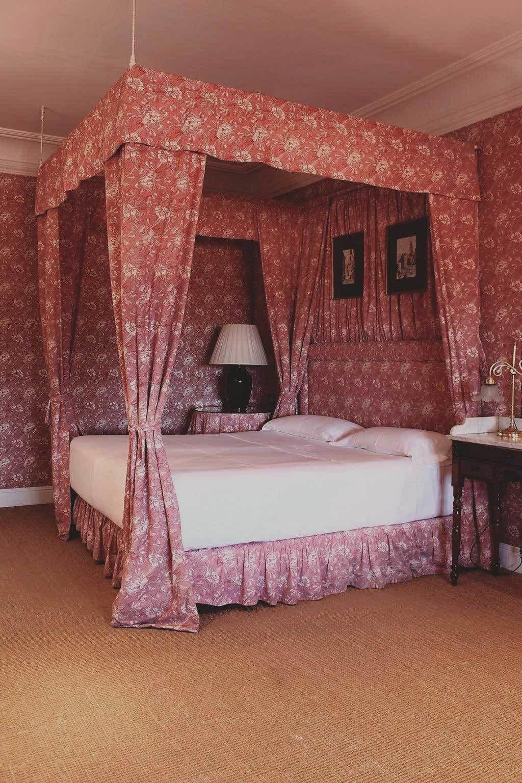 Landa Ξενοδοχείο Burgo Εξωτερικό φωτογραφία A bed with a bed skirt