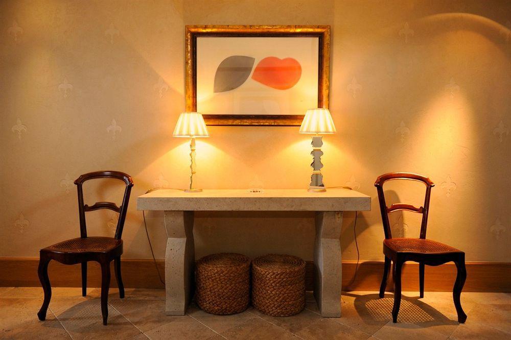 Landa Ξενοδοχείο Burgo Εξωτερικό φωτογραφία A table and chairs