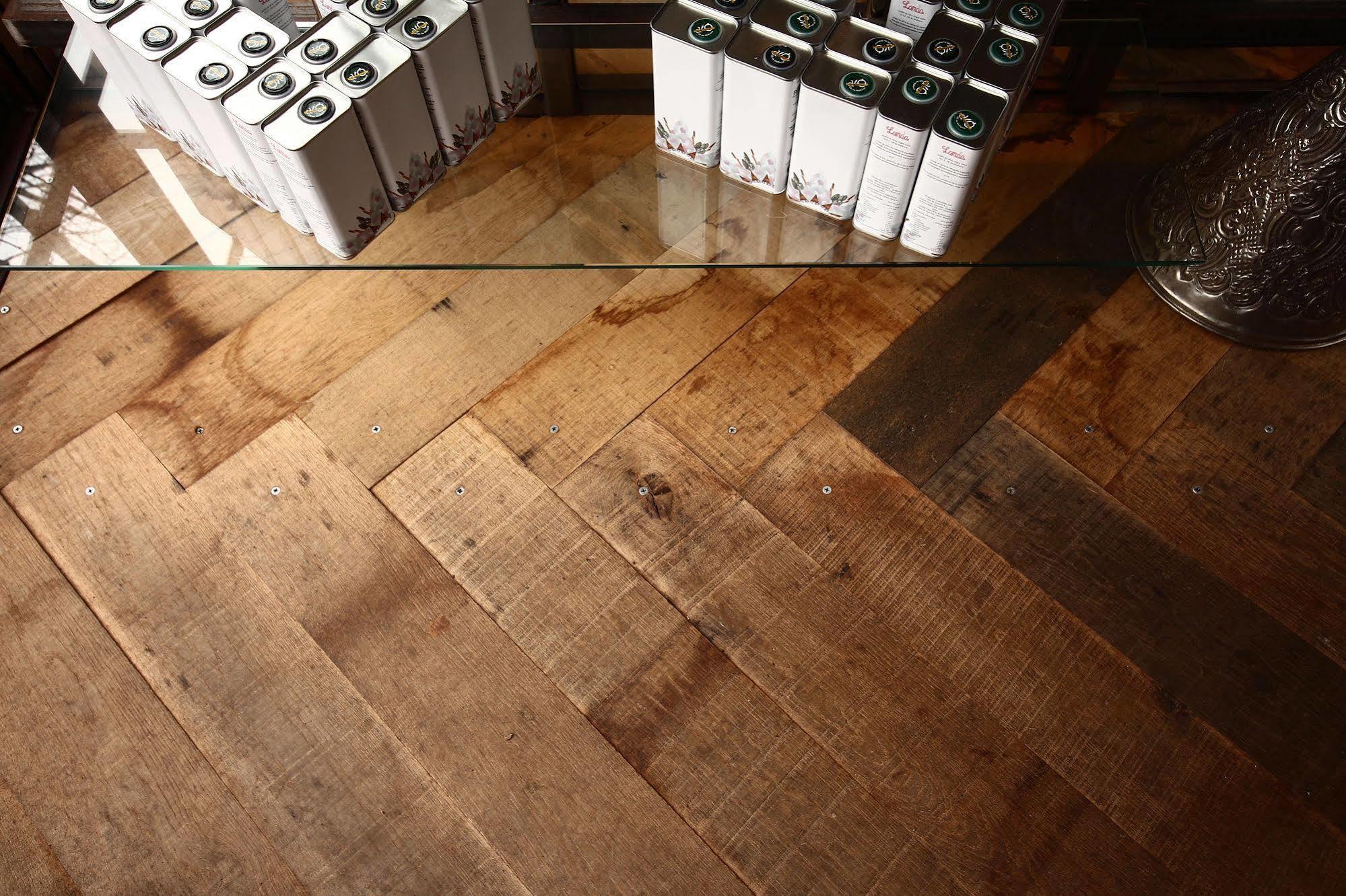 Landa Ξενοδοχείο Burgo Εξωτερικό φωτογραφία A floor made of maple wood